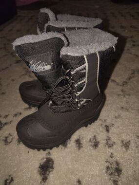 Itasca Kids Black and Gray Insulated Winter Boots